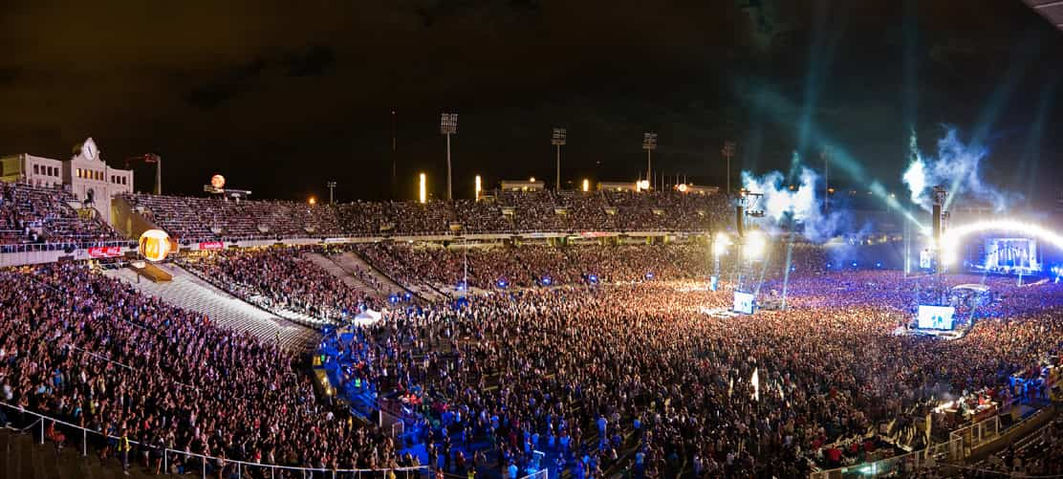 Concierto multitudinario en el Estadi Olímpic de Barcelona con espectacular producción audiovisual y gran afluencia de público. Producción de conciertos en Barcelona, alquiler de estadios para eventos, grandes espectáculos en Montjuïc.