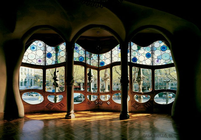 Interior de la Casa Batlló con amplios ventanales y vistas a Paseo de Gracia, un espacio icónico para eventos de alto nivel. Alquiler de espacios premium en Barcelona, eventos exclusivos en la Casa Batlló, venues con vistas en Paseo de Gracia.