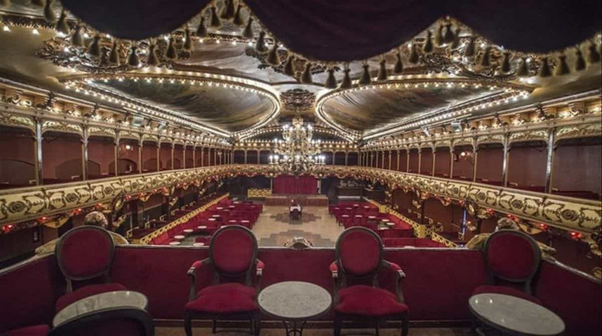 Salón principal de La Paloma con disposición de mesas y sofás – Ambiente exclusivo con decoración clásica, ideal para eventos de empresa, cenas de gala o presentaciones.