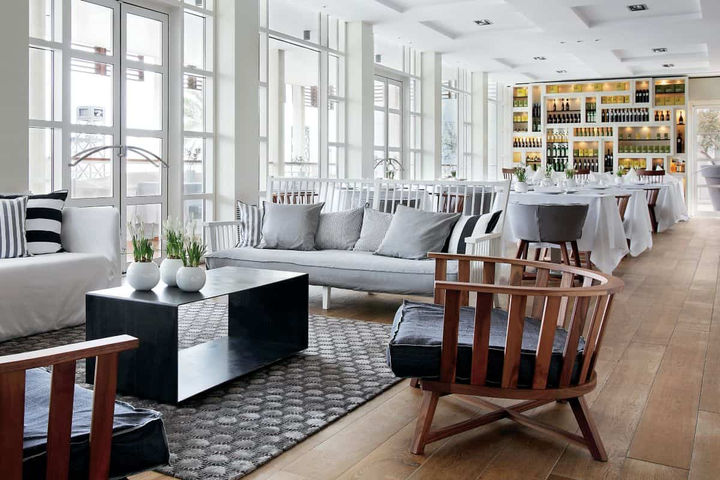 Lounge moderno y luminoso en el Hotel Arts Barcelona, con diseño contemporáneo y ambiente acogedor. Lounge exclusivo en Barcelona, espacios premium para reuniones, diseño moderno en el Hotel Arts.
