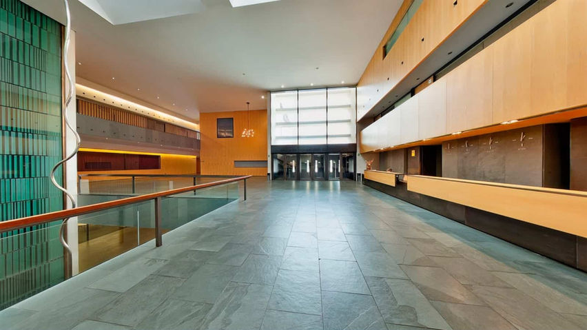 Pasillo interior del Palau de Congressos de Catalunya con iluminación moderna, ideal para recepciones de invitados y experiencias empresariales. Recepciones en Palau de Congressos, espacios modernos para eventos, congresos en Barcelona.