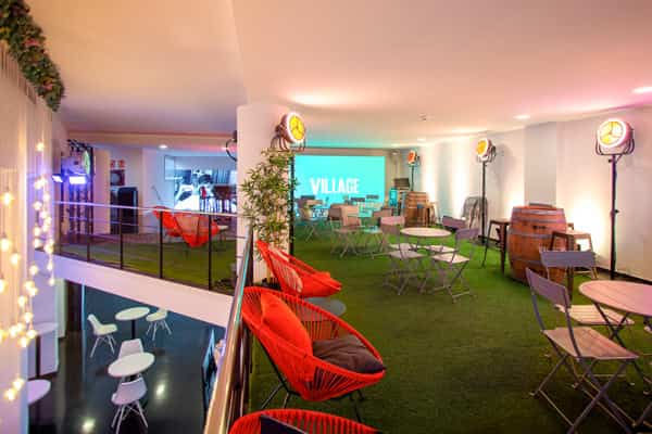 Salón de eventos con diseño moderno y colorido – Espacio con mobiliario vibrante y ambiente relajado para reuniones informales.