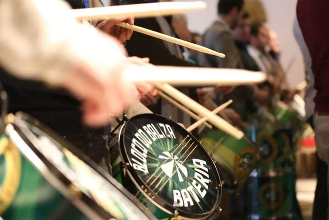 Dinámica de percusión en equipo, utilizando tambores para fomentar la cohesión y el trabajo conjunto.