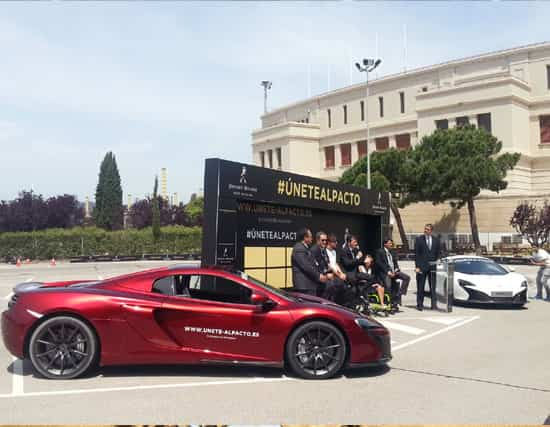 Evento corporativo al aire libre en Montjuïc con exposición de coches de lujo y branding de empresa. Lanzamientos de productos en Barcelona, activaciones de marca en espacios icónicos, eventos empresariales al aire libre.