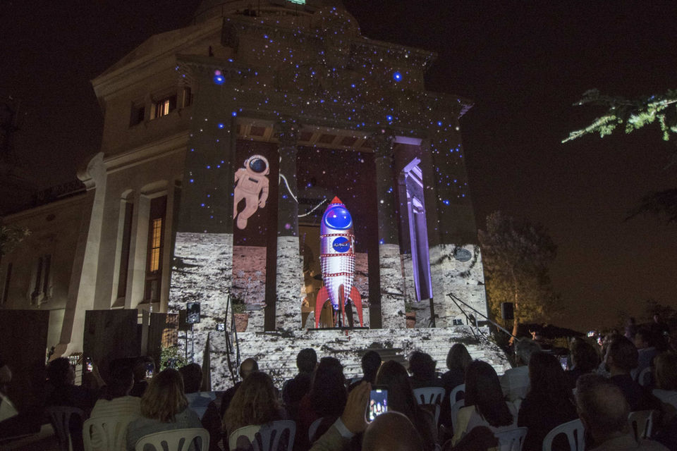 Proyección nocturna en el Observatorio Fabra de Barcelona, con un espectáculo de luces y astronautas proyectados en la fachada.