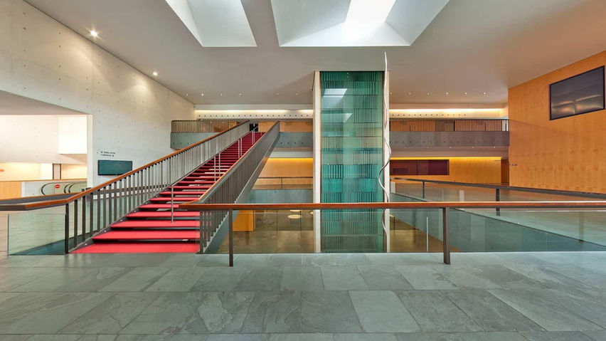 Interior con escaleras y diseño moderno en el Palau de Congressos de Catalunya, un espacio elegante y funcional para eventos empresariales. Espacios modernos para congresos, Palau de Congressos arquitectura para eventos, Barcelona venues corporativos.
