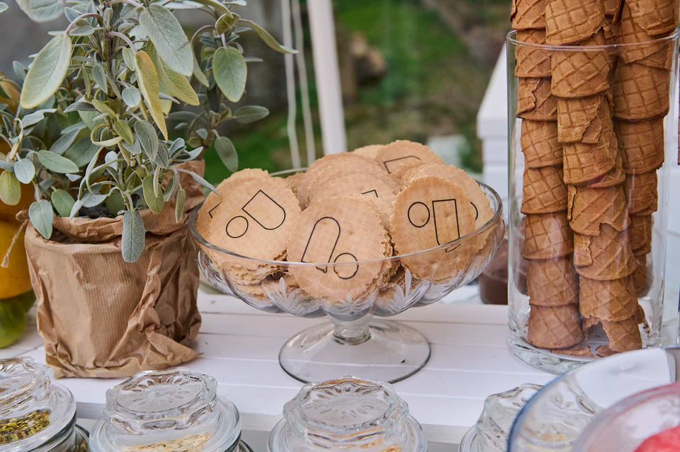 Personalized artisan bread – Bread decorated with numbers at a gastronomic event.
