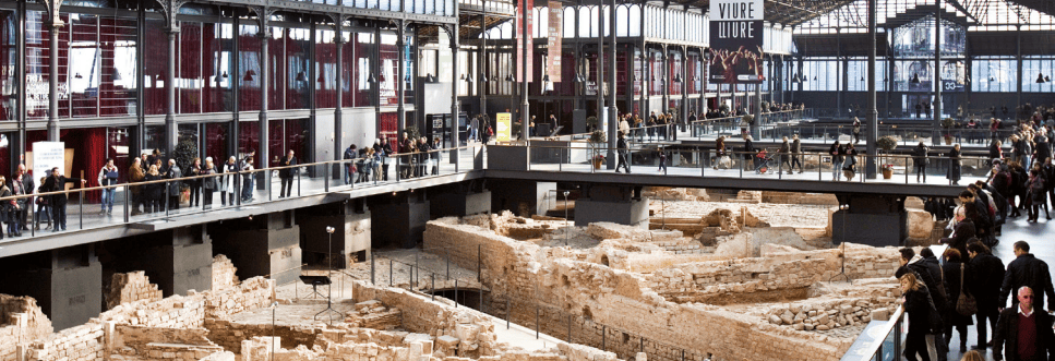Zona arqueológica en el interior de El Born CCM, ofreciendo un escenario único para eventos corporativos exclusivos y networking en un ambiente cultural. Eventos empresariales en espacios históricos, networking en Barcelona, venues únicos en El Born CCM.