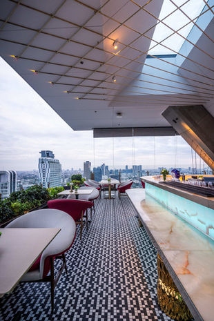 Terraza moderna con mesas y vistas a la ciudad – Espacio premium para eventos al aire libre en Bangkok.