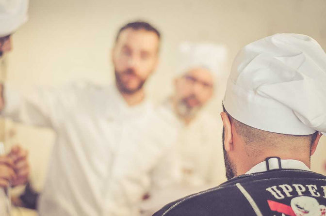 Chef profesional en evento – Chef guiando a los participantes en una experiencia culinaria.
