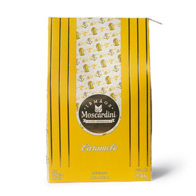 A edição Caramelo é a mais doce e cítrica de toda a linha Moscardini. A doçura e a acidez são atributos que atuam como uma âncora para a classificação oficial de cafés de qualidade. E para evidenciar ainda mais esses dois atributos incríveis, apresenta a torra mais clara da linha Moscardini. Solte as correntes e âncoras do seu paladar e sinta o prazer em degustar uma xícara da edição Caramelo: será inesquecível.

 

Café produzido nas fazendas do Grupo Moscardini:

- Fazenda São Cristóvão em Cristais Paulista/SP;

- Altitude de 950m, na região da Alta Mogiana Paulista;

- Produtor: Elder Moscardini Filho;

- Processo: NATURAL em terreiro de concreto;

- Variedade: Tupi / Peneira Moka;

- Sensorial: doce, caramelo, doce de leite e cítrico de média/alta intensidade.

 

A edição Caramelo harmoniza de maneira única com sorvetes, doces e sobremesas, em especial: arroz doce, pudim e tiramisù.