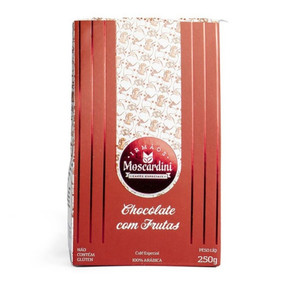 A edição Chocolate com Frutas traz o clássico do café especial da Alta Mogiana (achocolatado, encorpado e doce) com toques do exótico frutado. Essa edição atua como uma bússola para seu paladar, direcionando novos sabores e diferentes nuances, em um perfil sensorial já conhecido e agradável.

Único BLEND da linha de qualidade dos Cafés Moscardini.

 

Cafés produzidos nas fazendas do Grupo Moscardini:

- Fazenda São Cristóvão & Sítio Santa Maria da Boa Vista em Cristais Paulista/SP;

- Altitude de 900/950m, na região da Alta Mogiana Paulista;

- Produtor: Elder Moscardini Filho;

- Processo: NATURAL & FERMENTAÇÃO SELVAGEM em terreiro de concreto;

- Variedade: Tupi & Obatã Amarelo / Peneira 16 acima;

- Sensorial: altamente equilibrado entre o café achocolatado e o frutado.

 

Possui nuances marcantes do chocolate com toques do exótico frutado. Café saboroso, encorpado, intenso e marcante. Levemente complexo. Acidez cítrica de média intensidade.

 

﻿﻿A edição Chocolate com Frutas é a que tem a maior capacidade de harmonização da linha Moscardini: de pães em geral até frutas secas.

Melhores combinações: pão italiano, sequilho de polvilho e pão de mel.