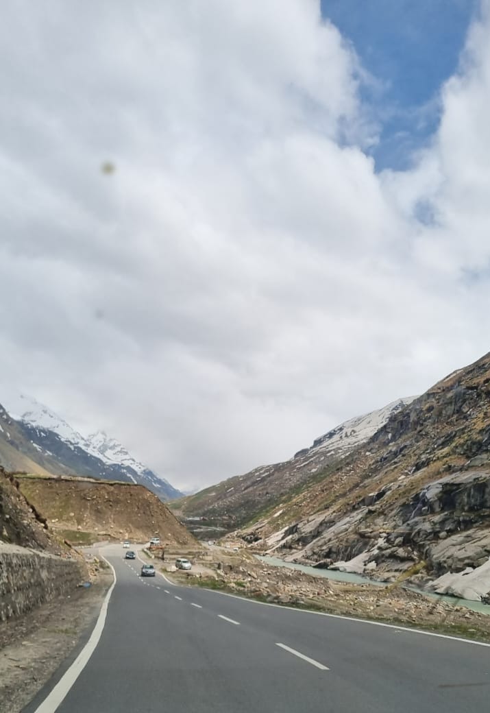 A countryscape roadside view of the moutains