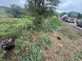 Acidente entre dois veículos deixa casal ferido na estrada entre Leopoldina e Cataguases