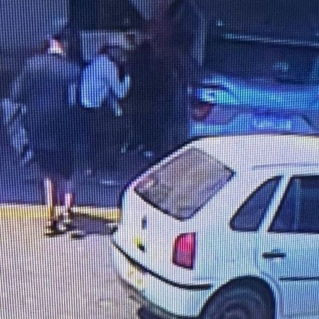 Troca de tiros com assaltantes de malote em supermercado resulta na morte de um dos envolvidos, um baleado e dois detidos