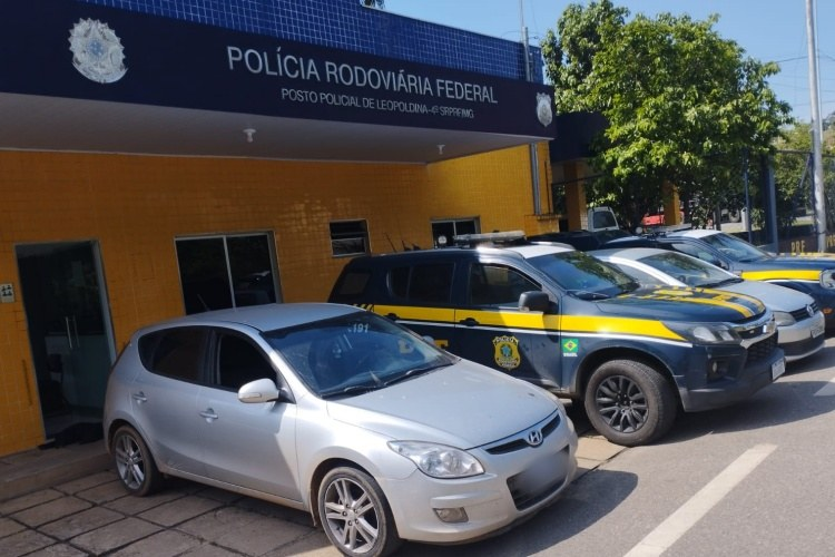 PRF recupera veículo roubado durante fiscalização na BR-116, em Leopoldina