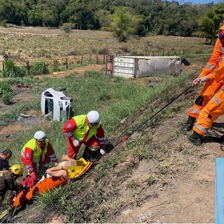 Acidente entre carro e carreta deixa uma pessoa morta e três feridas na BR-116 próximo a PRF em Muriaé