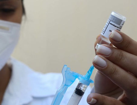 Primeira dose da vacina contra covid-19 já foi aplicada em 72% das pessoas do grupo prioritário