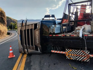 Carreta carregada com biscoitos tomba, atinge caminhão e deixa quatro vítimas na BR-116