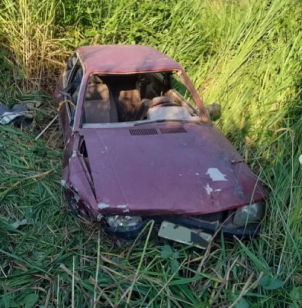 Motorista sem habilitação fica gravemente ferido após capotamento na BR-116 em Além Paraíba