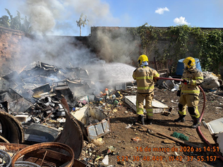 Incêndio atinge depósito de recicláveis no bairro Bela Vista