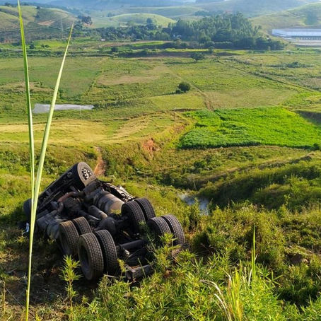 Carreta de oxigênio que tombou na Serra da Vileta permanece no local; risco de explosão continua