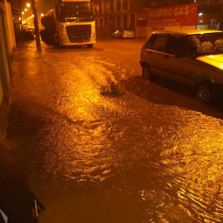 Com chuva, alagamentos voltam a repetir em toda cidade 