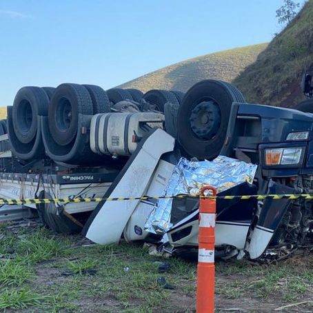 Carreta carregada de vidro com destino a Muriaé tomba e motorista morre no local