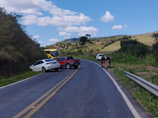Colisão frontal entre Corolla e Fiat Strada deixa homem ferido na BR-267, em Maripá de Minas