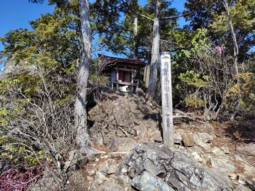 山頂の岩場に建つ鶏冠神社