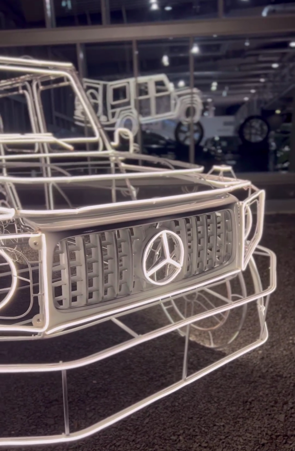 Прев'ю: Арт-об’єкт “Mercedes-Benz G-Class” — світлова металева інсталяція