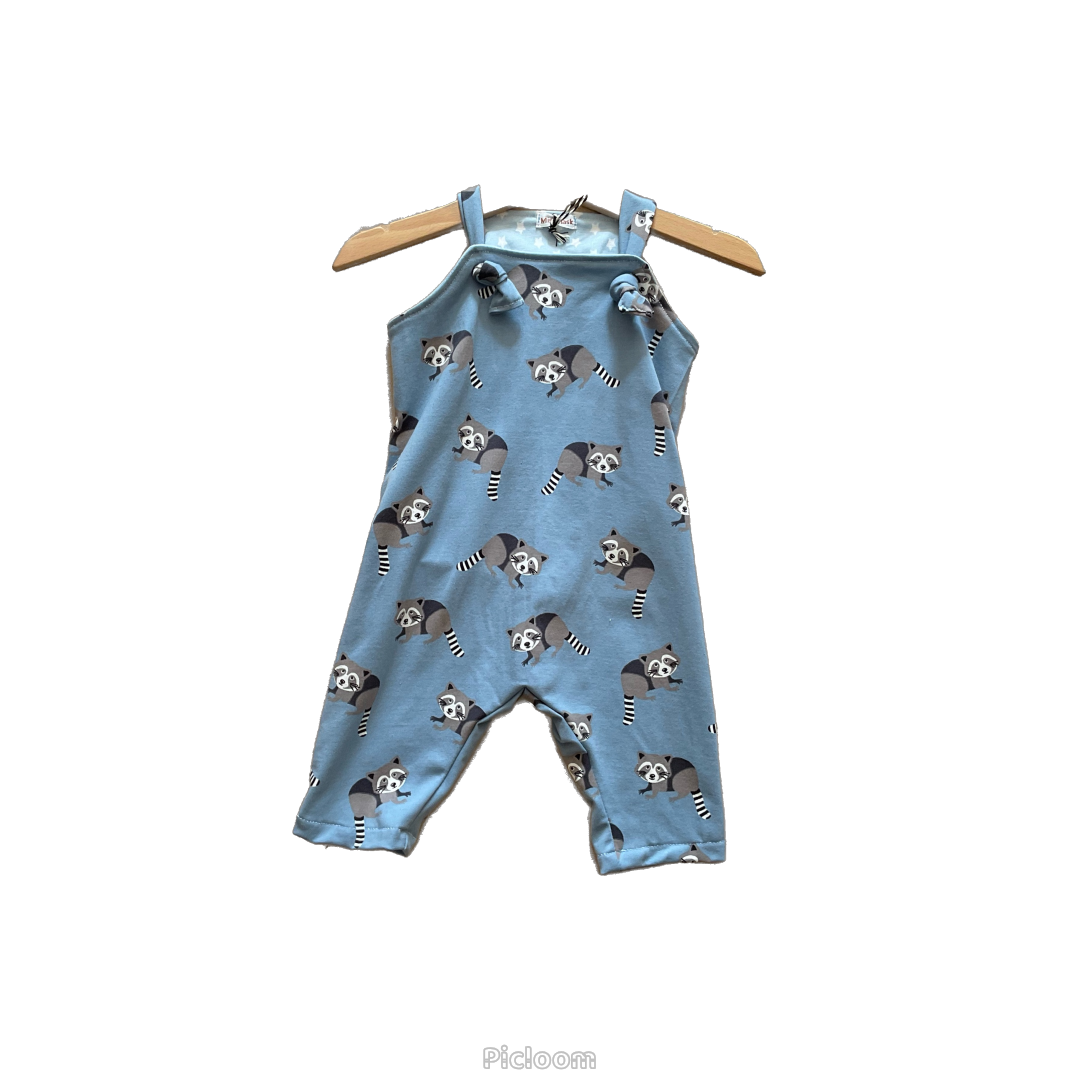 Blauwe jumpsuit met wasbeertjes op een hanger. www.miskmask.nl