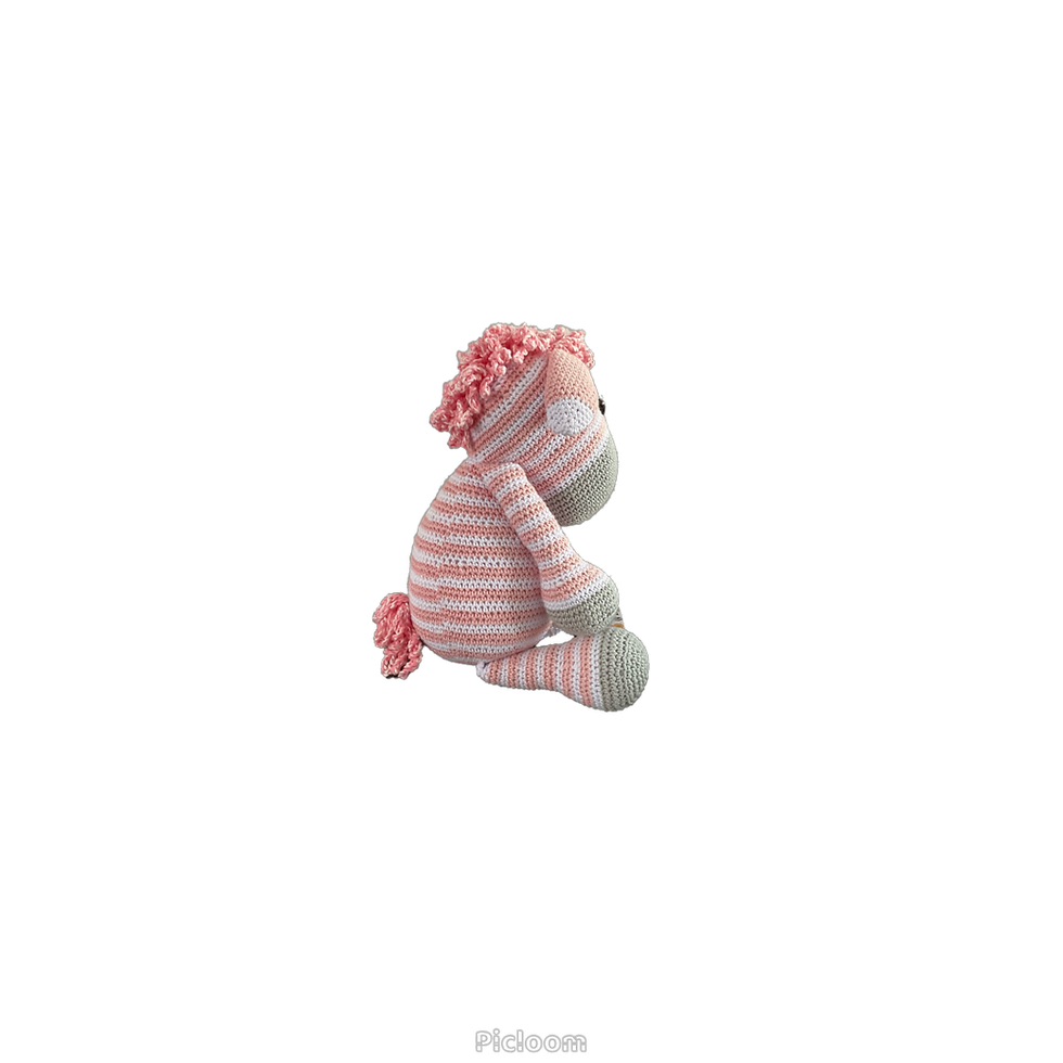 Roze en witte gestreepte Knuffel zebra zit op de grond tegen zwarte achtergrond.