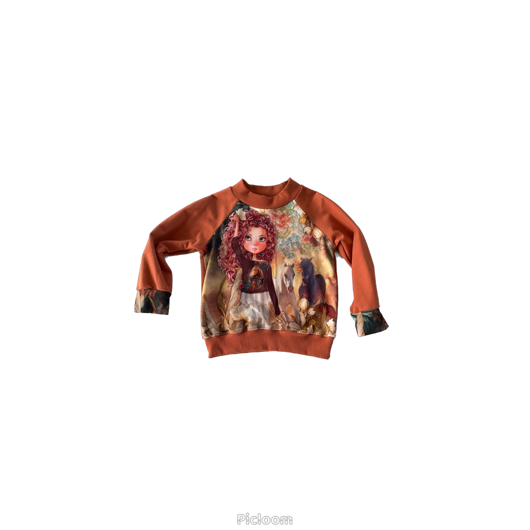 Oranje sweater met print van paardenmeisje, www.miskmask.nl, kledingstuk voor kinderen