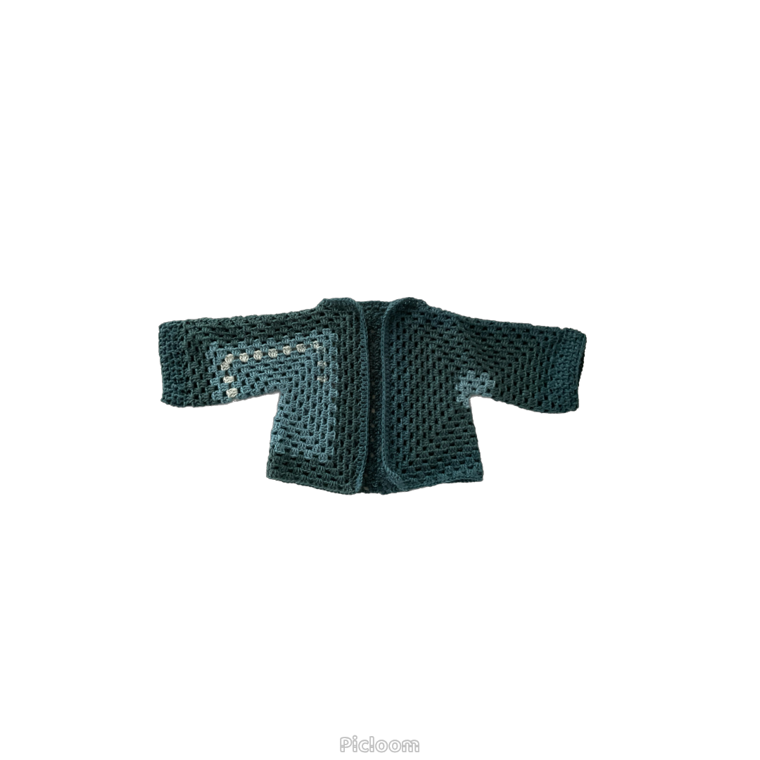 Groen Gehaakt bolero vest, zichtbaar op zwarte achtergrond. www.miskmask.nl