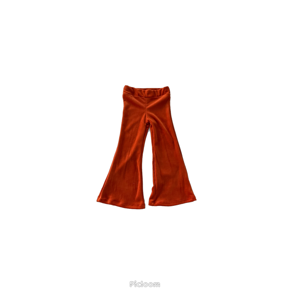 Oranje broek flared, nicky velours, productfoto met zwarte achtergrond www.miskmask.nl