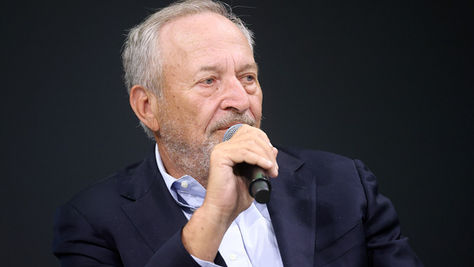 Elizabeth Warren Asks Harvard to Cut Ties with Larry Summers