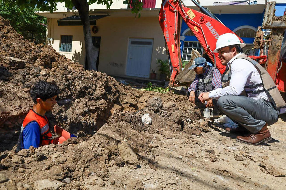 Israel Santillán supervisa avances de la calle Simeón en Mezcales