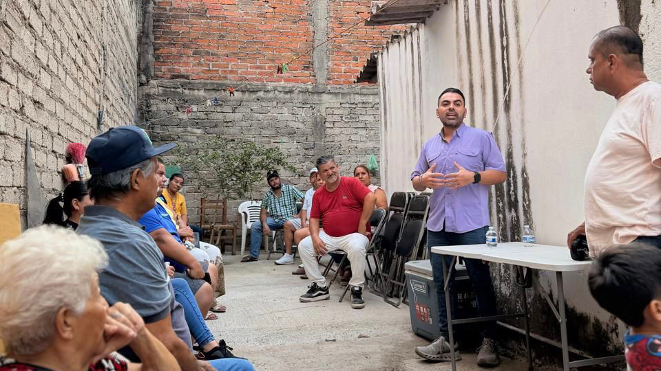 Ra Aguilar dialoga con vecinos de Tamarindos en Ixtapa