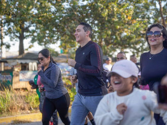 Héctor Santana y familias de Bahía de Banderas participan en la Carrera Recreativa “Hazlo por tu Salud”