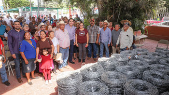 Fortalece Héctor Santana al sector ejidal con la entrega de rollos de alambre