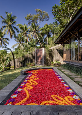 private-jungle-villa-ubud-flower-pool-decoration