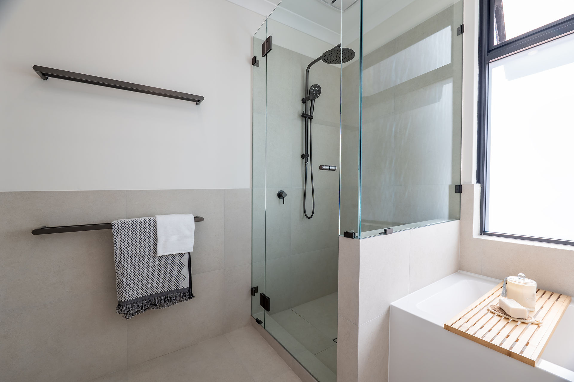Shower with installed rails