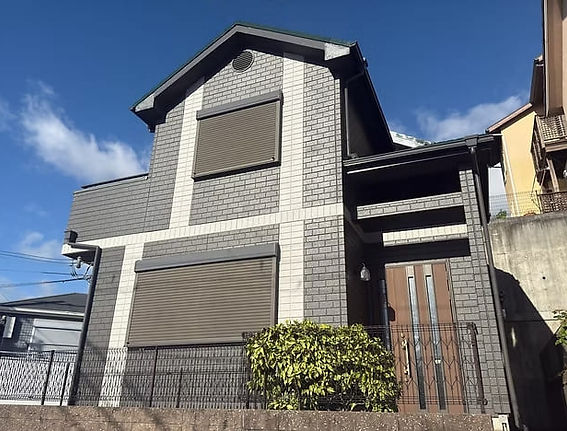 一条建装が施工した川西市の住宅。濃いグレーの外壁にホワイトのアクセントがおしゃれな外観。