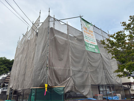 外壁塗装工事で足場が立っている宝塚市の住宅