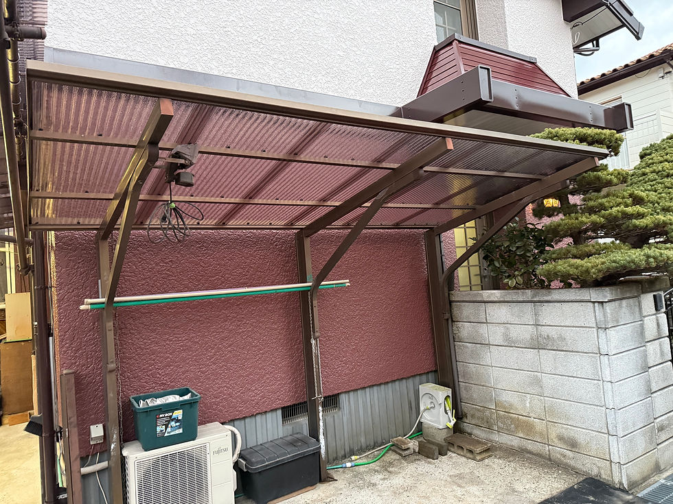 塗装工事の際に駐車場の波板の交換も行った様子