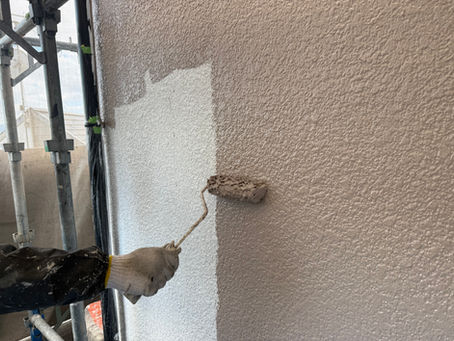 外壁塗装工事で一条建装の職人が塗装している様子