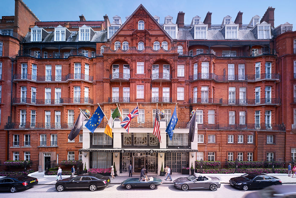 Claridge's_Exterior_with_people