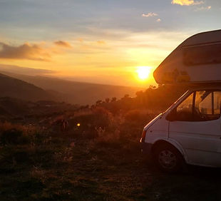 camper bij zonsondergang