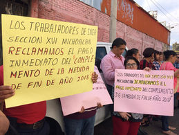 TRABAJADORES DE INEA DELEGACIÓN MICHOACÁN, SE MANIFIESTAN POR EL INCUMPLIMIENTO DEL PAGO SEXENAL